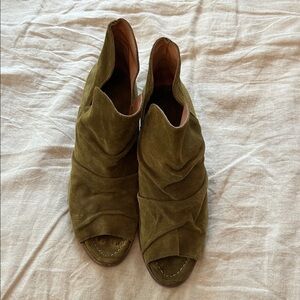 Vero Cuoio Olive Suede Mules